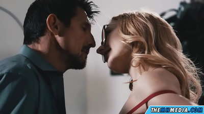 የፍቅር ወሲብ ከደማቅ ፀጉርሽ ጋር